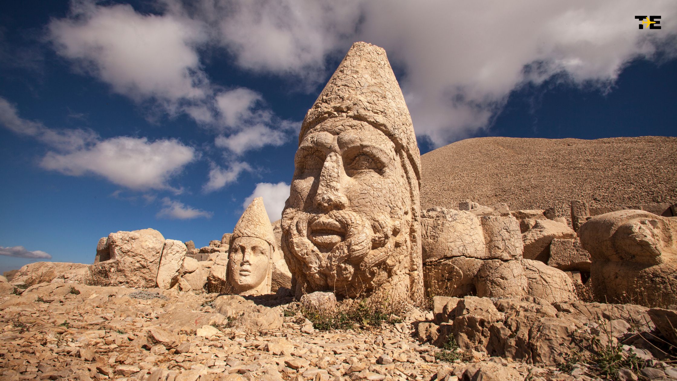 Colossal stone sculptures of ancient figures at Nemrut Dağı showcase remarkable artistry and historical significance.